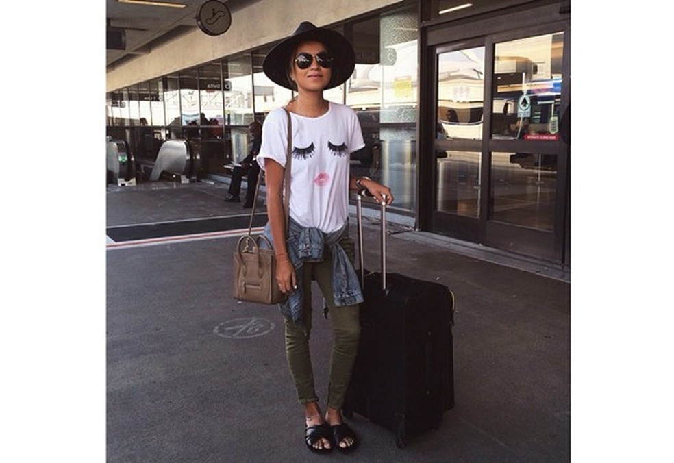 Apaixonadas por essa T-shirt da blogueira Julie Sarinana! (Foto: Instagram/ @sincerlyjules) — Foto: Glamour