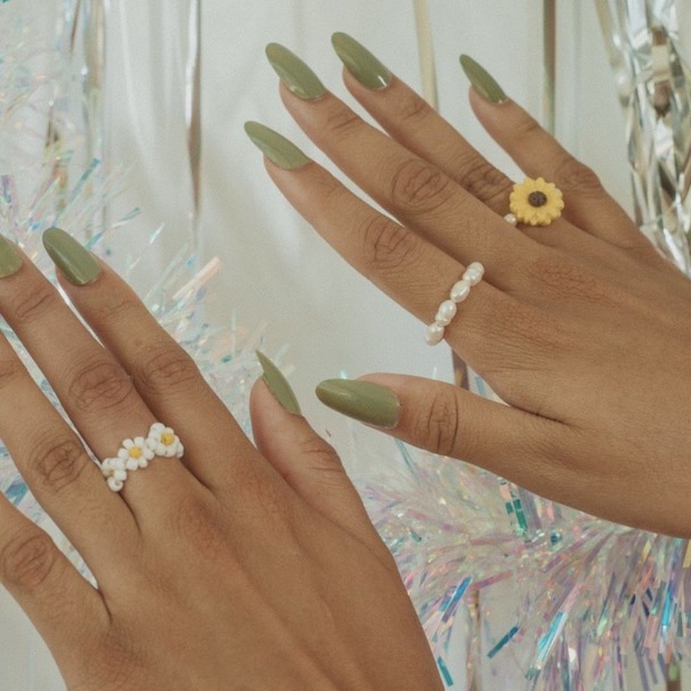 Os anéis divertidos são tendência. Inspire-se! (Foto: @santeacessórios) — Foto: Glamour