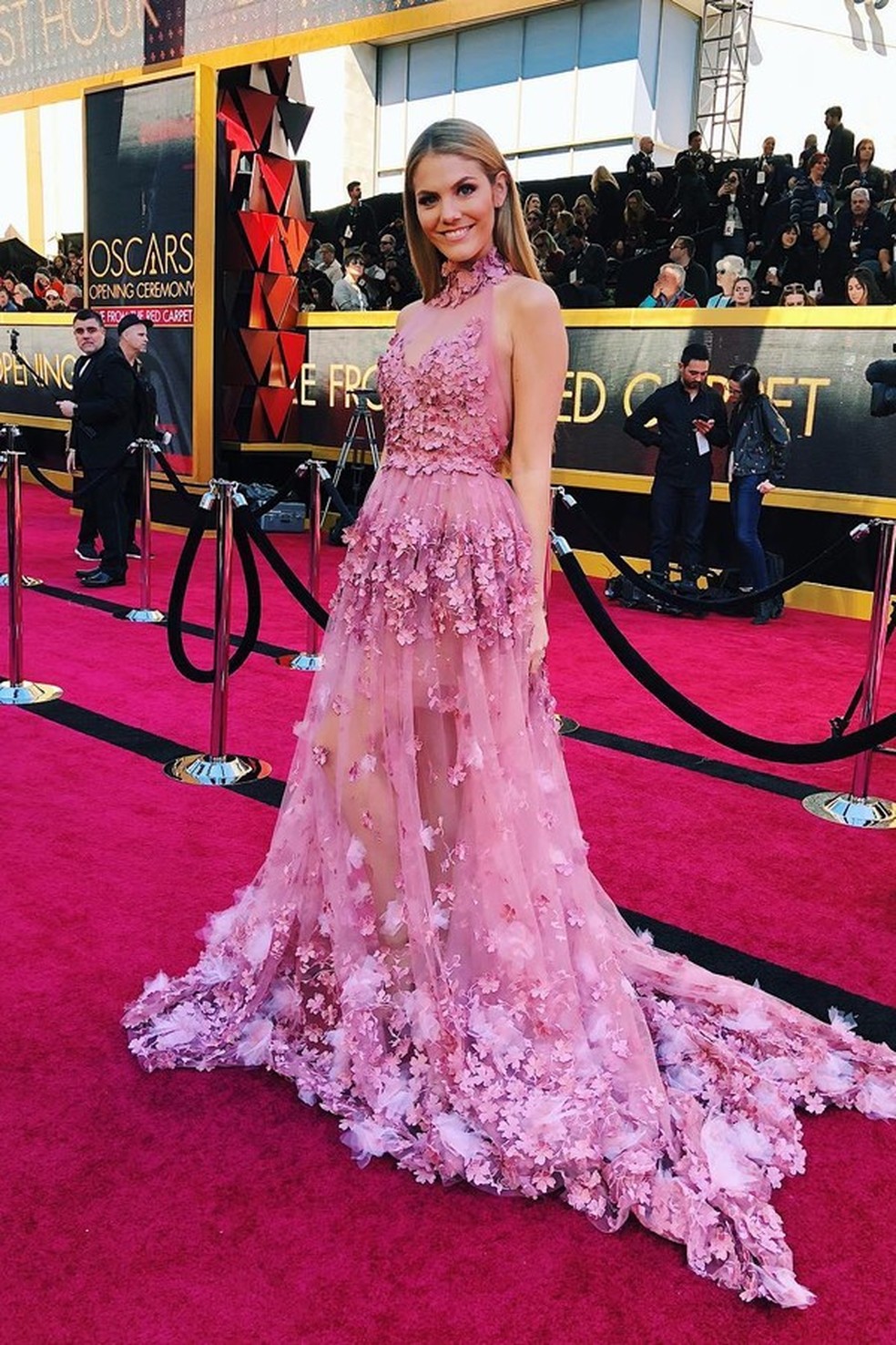 A bela Viviane Geppert usa vestido rosa da estilista Irene Luft; as joias são by Sévigné Munich (Foto: Instagram/Reprodução) — Foto: Glamour