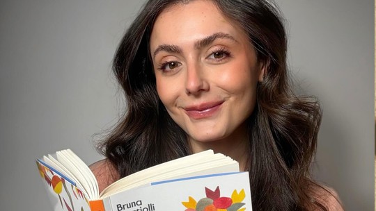Bruna Martiolli estreia na literatura com "É tempo de morangos", livro que conecta leitura e memória pessoal