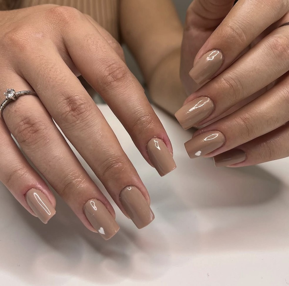 Nesta unha, conseguimos ver um detalhezinho mínimo, o coraçãozinho em branco  — Foto: Reprodução/Instagram/@samrosenails