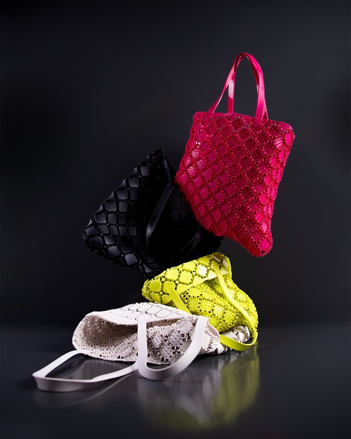 日本人デザイナーとのコレクションで、メリッサが初めてリバーシブルバッグを発売 | ファッション