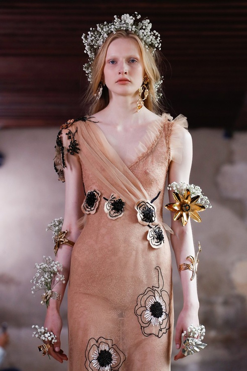 No look da Rodarte, o tom da transparência serviu quase como uma peça nude (Foto: ImaxTree) — Foto: Glamour