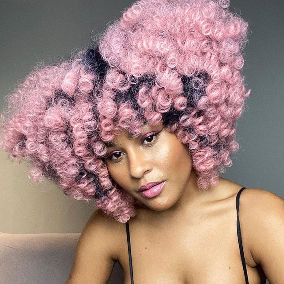 Cabelos coloridos: como conseguir e como manter o visual divertido que é tendência para 2022 (Foto: Reprodução/ Instagram @maiaboitrago) — Foto: Glamour