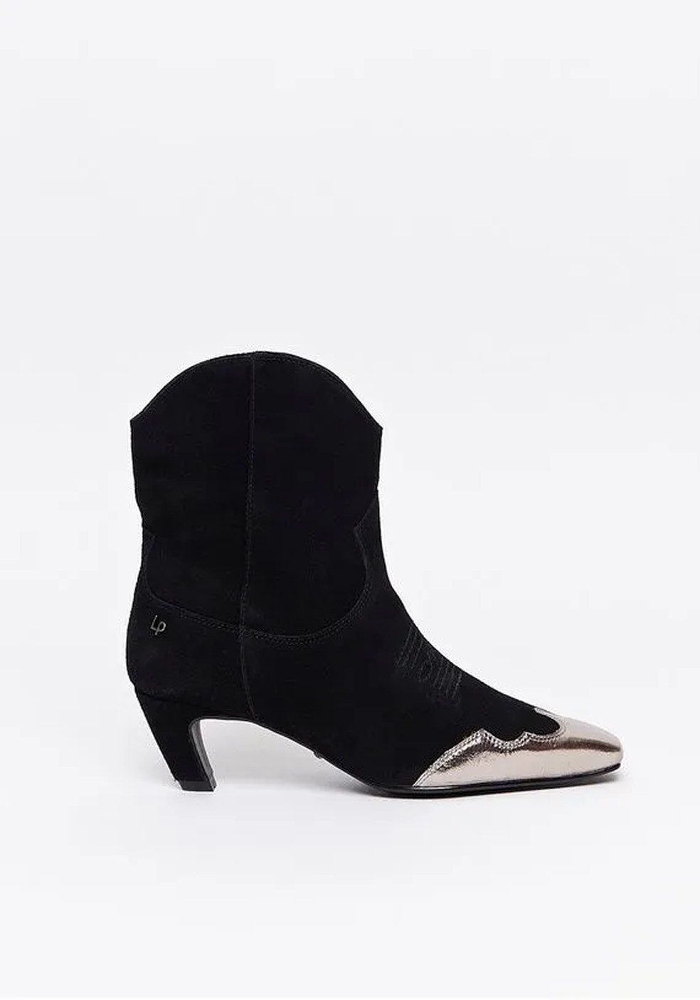 Bota com bico quadrado e biqueira metalizada Lança Perfume, R$ 269,10 — Foto: Divulgação
