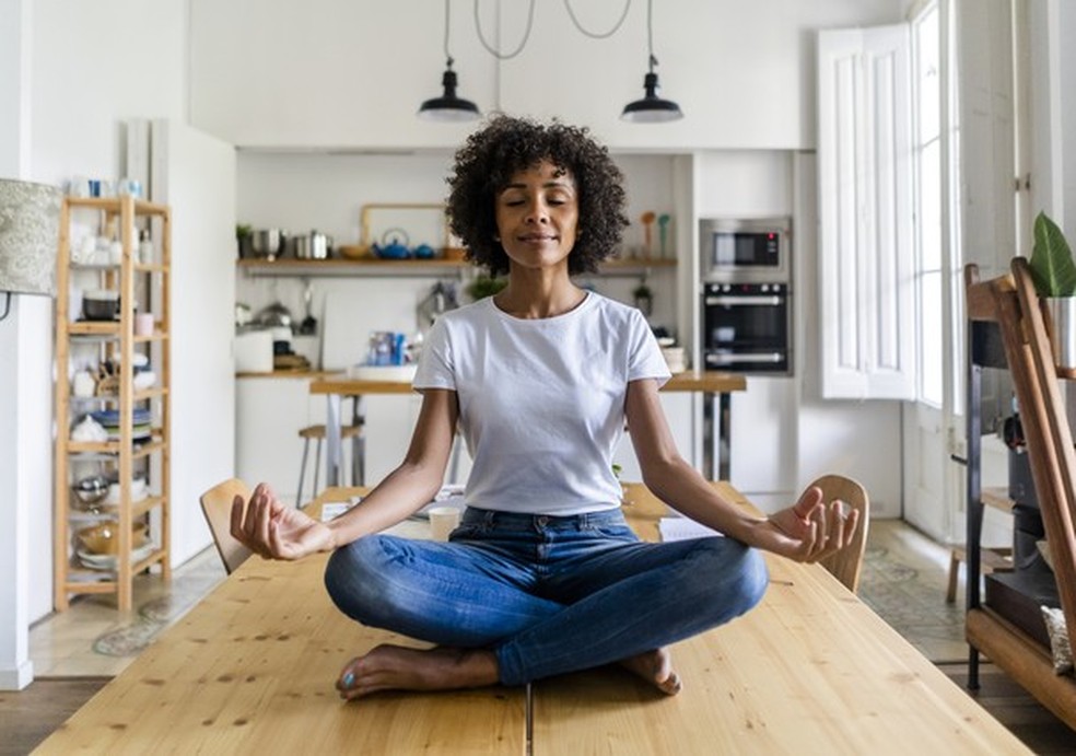 Meditação: segundo expert, a escolha da técnica deve ser baseada de acordo com a personalidade (Foto: Getty Images) — Foto: Glamour