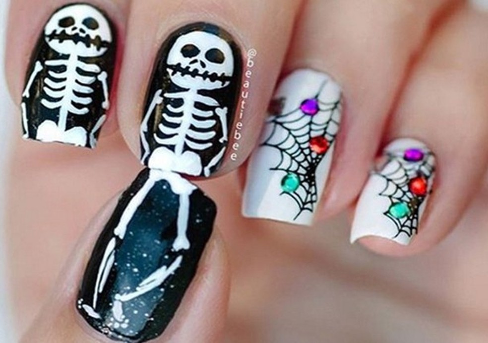 Você pode substituir a fantasia batida de todo ano, por nail art, por exemplo! — Foto: Glamour
