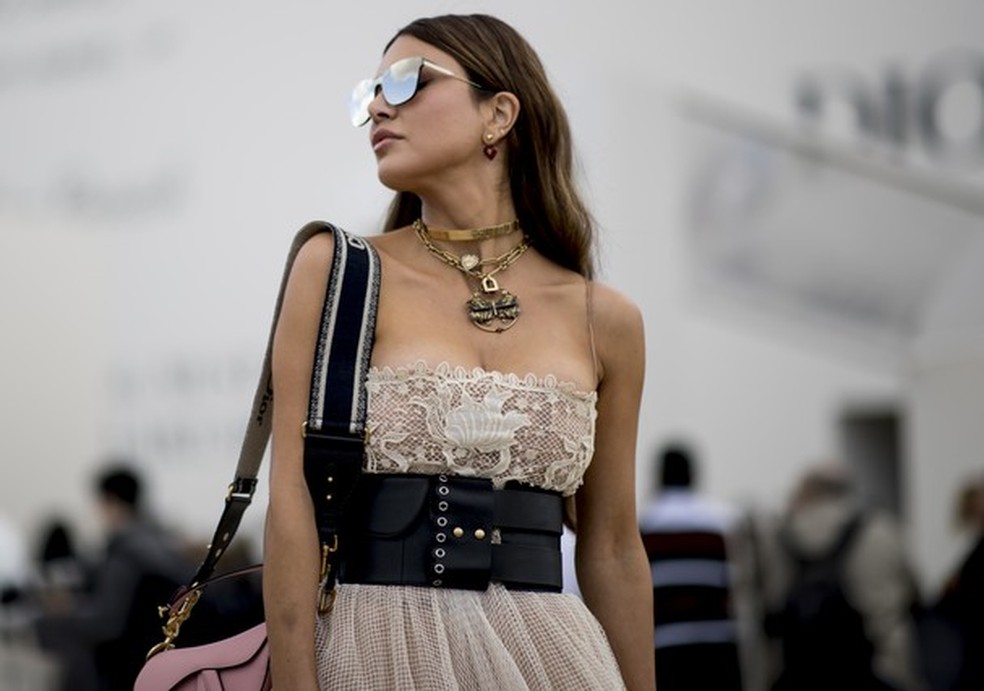 O cinto giga é tendência (Foto: Imaxtree) — Foto: Glamour