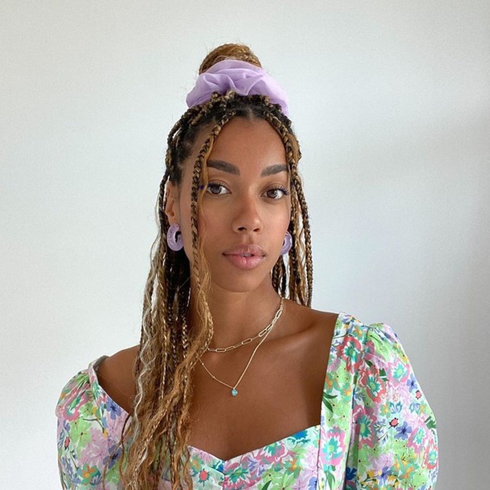 7 penteados com scrunchie (Foto: Reprodução/ Instagram @amaka.hamelijnck) — Foto: Glamour