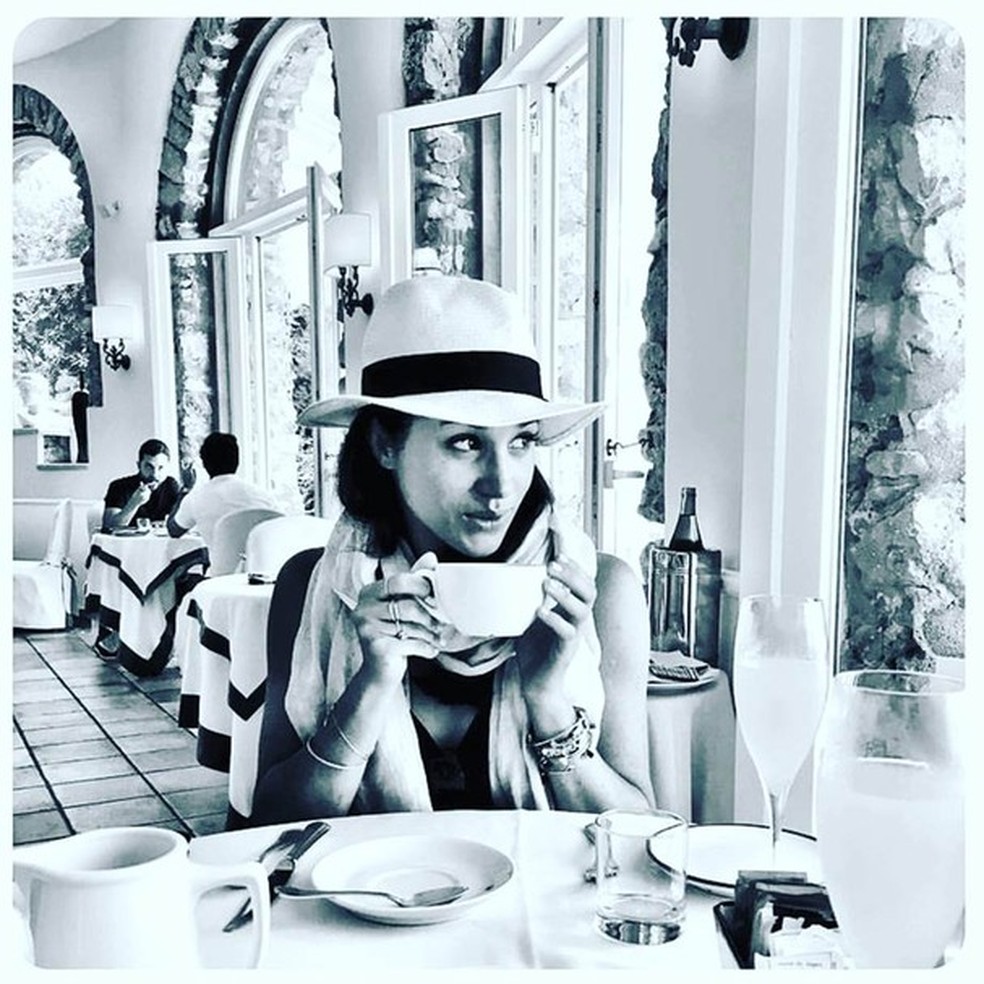 Meghan Markle tomando um cházinho em um hotel de luxo  (Foto: Reprodução/Instagram) — Foto: Glamour