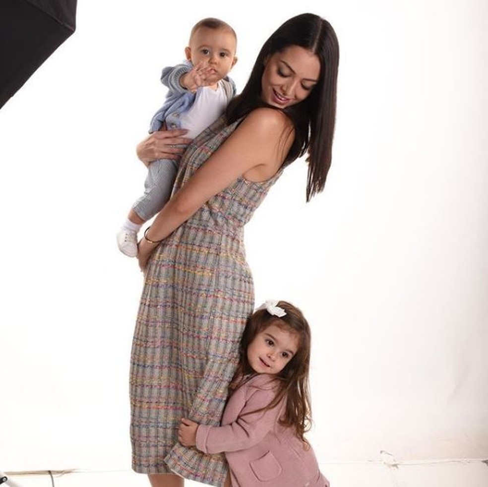 Luanna Toniolo, fundadora da TROC, com os filhos Maju e Ben (Foto: Reprodução Instagram @luatoniolo) — Foto: Glamour