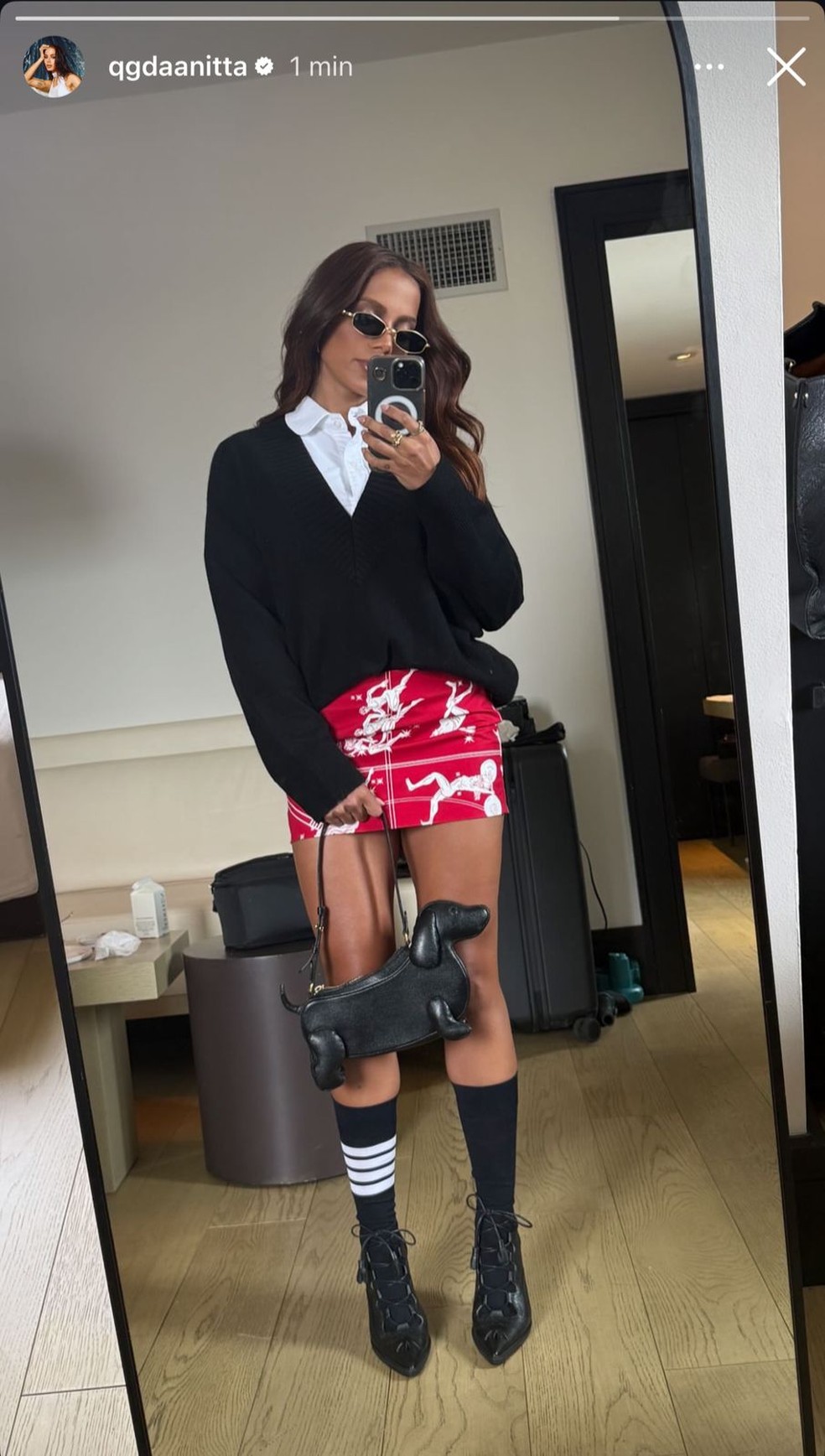 Anitta elege bolsa diferentona em formato de cachorro em seu look — Foto: Reprodução/Instagram