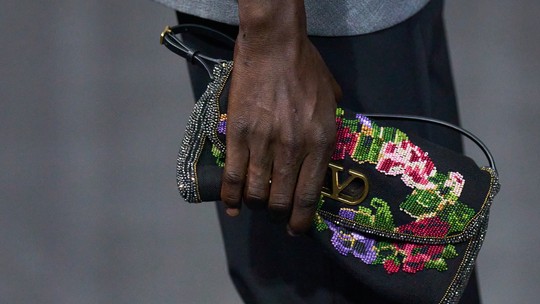 5 bolsas pequenas que transformam o look de festa