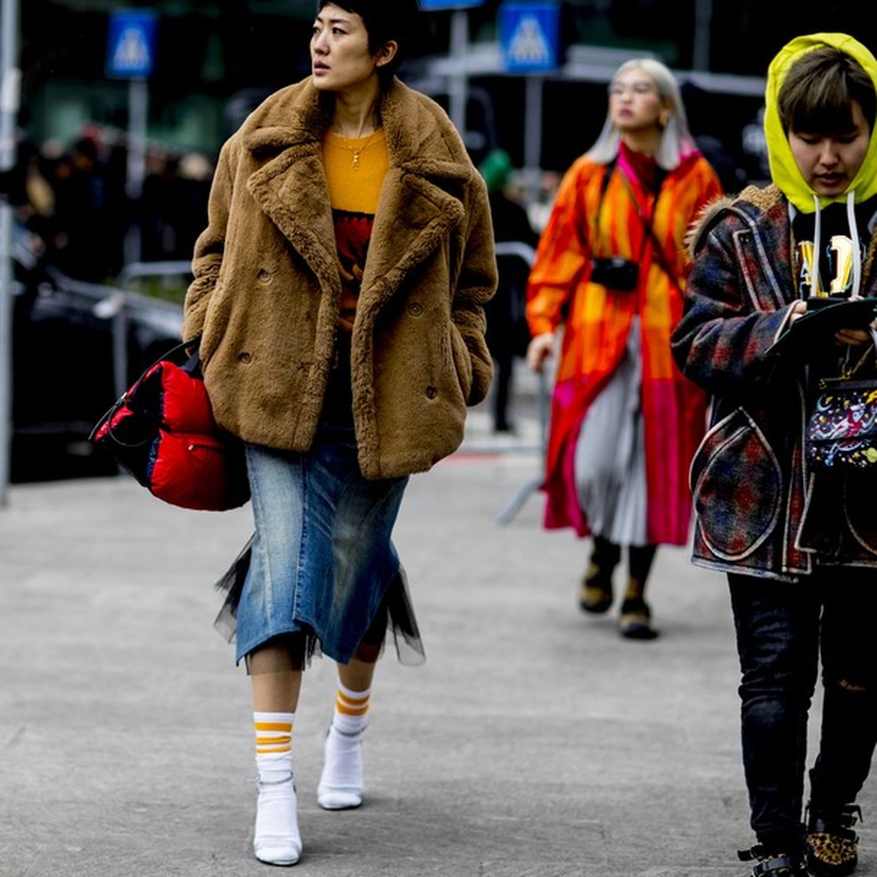 Com a sandália transparente, a combinação da fashionista de Milão até parece as botas da Vetements que imitam meias, né? (Foto: Imaxtree) — Foto: Glamour