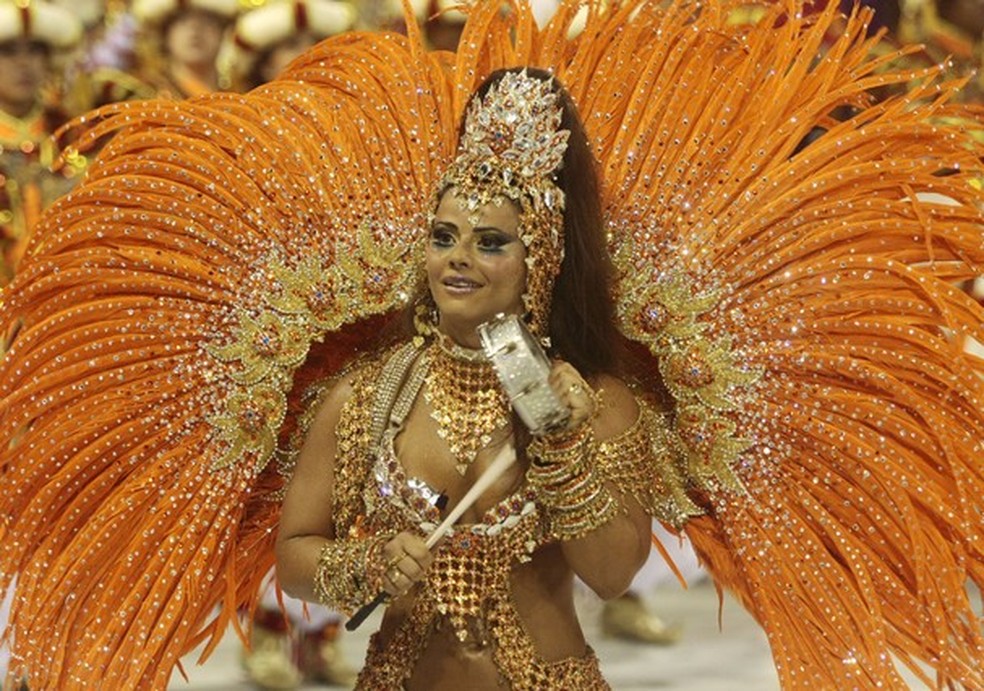 Viviane Araujo no desfile do Salgueiro em 2010 (Foto: Getty Images) — Foto: Glamour