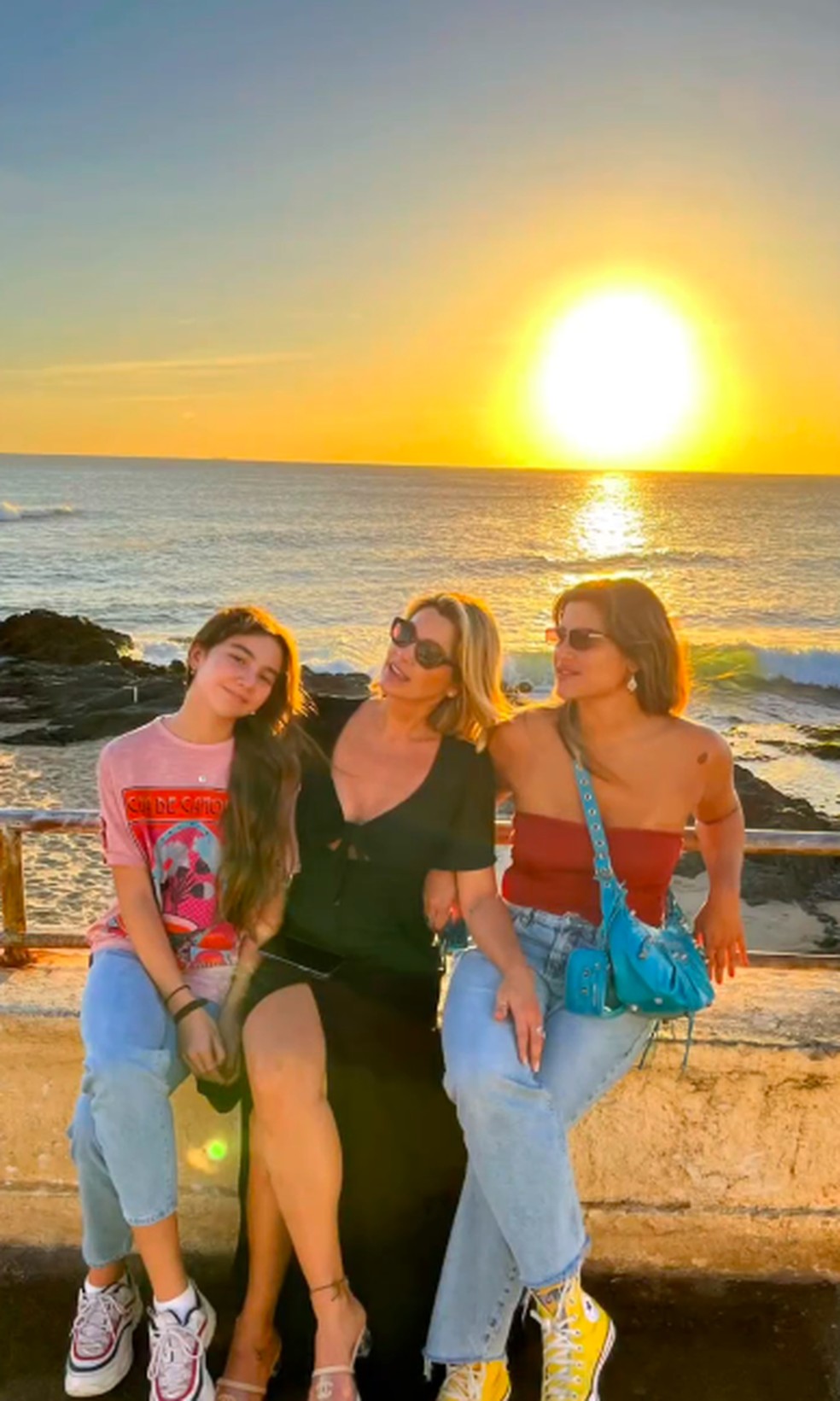 Flavia Alessandra com as filhas na Bahia — Foto: Reprodução/Instagram
