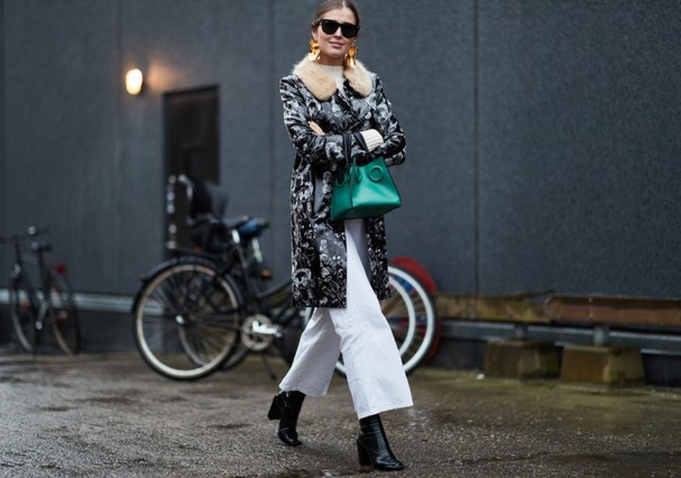 Aposte na calça branca para dar leveza à produção (Foto: Imaxtree) — Foto: Glamour