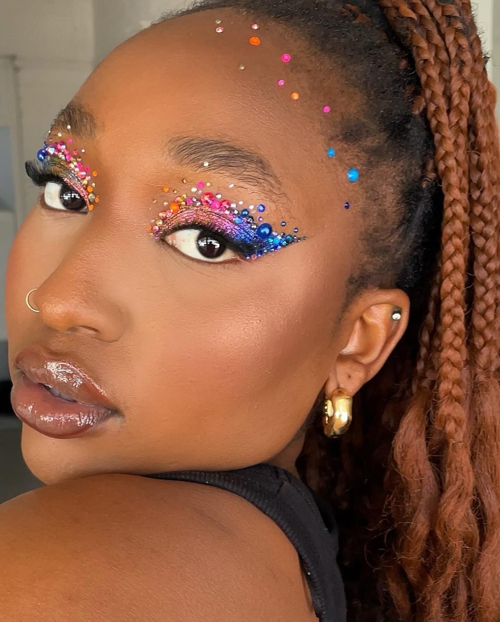 Ideias de maquiagens coloridas para looks festivos o ano todo — Foto: Reprodução