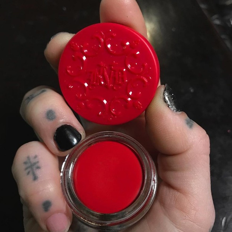 Kat Von D lançará pomadas coloridas para a sobrancelha (Foto: Reprodução) — Foto: Glamour