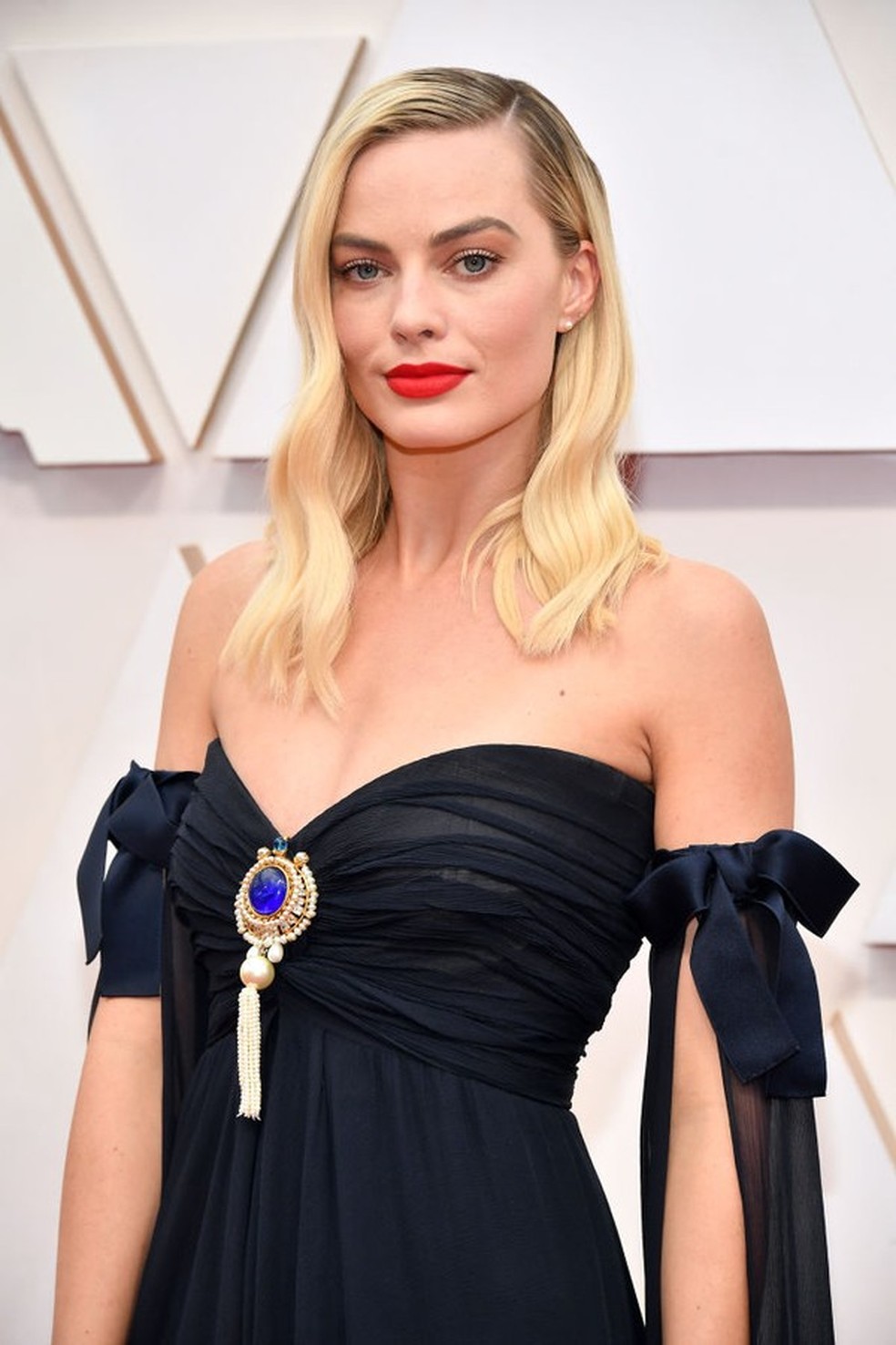 Margot Robbie usa joia dos anos 30 para ir ao Oscar - OFuxico