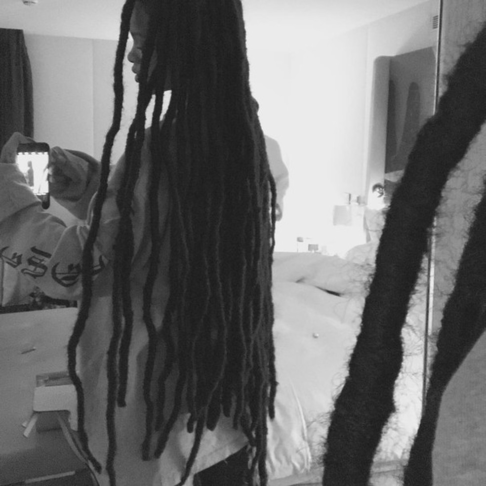 Rihanna está usando dreads no cabelo (Foto: Reprodução/Instagram) — Foto: Glamour