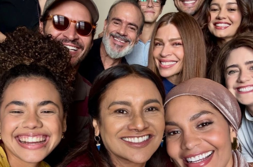 Na reta final, Dira Paes posa com elenco de 'Três Graças' e deixa aviso: 'Pode esperar cenão vindo'
