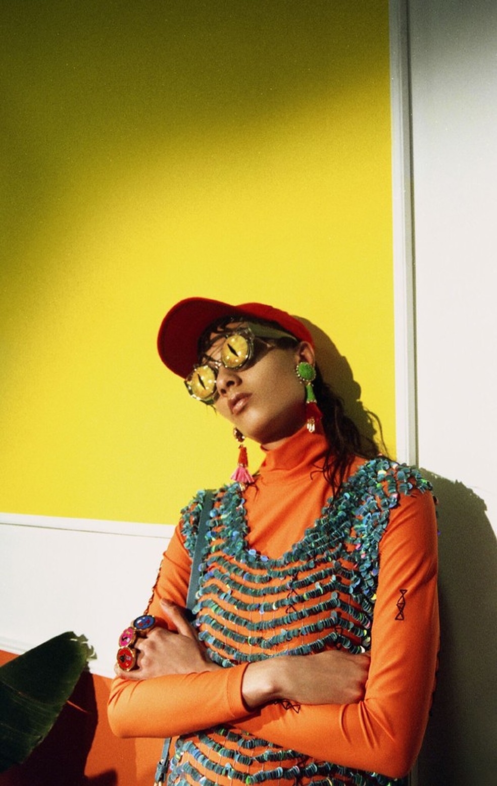 Top e vestido, Alexander Arutyunov; óculos, Percy Lau; brincos, Caterina Mariani; anéis, Peech; boné, Riccardo Comi. (Foto: Louis Philippe de Gagoue) — Foto: Glamour