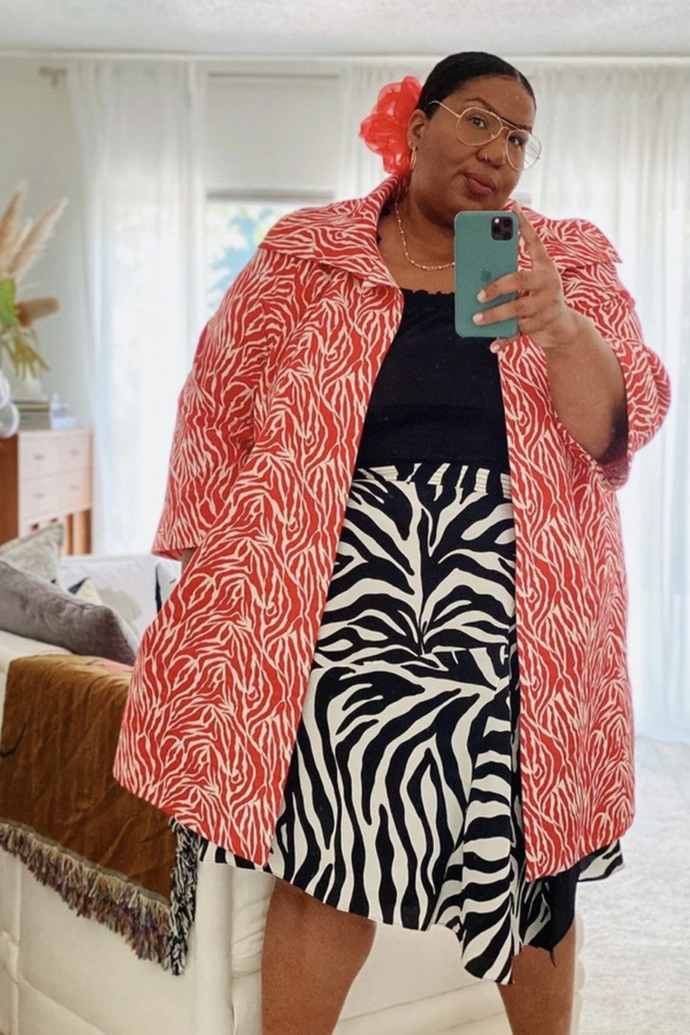 Looks com estampa de zebra e vaquinha são tendência nas redes sociais (Foto: @itsmekellieb) — Foto: Glamour
