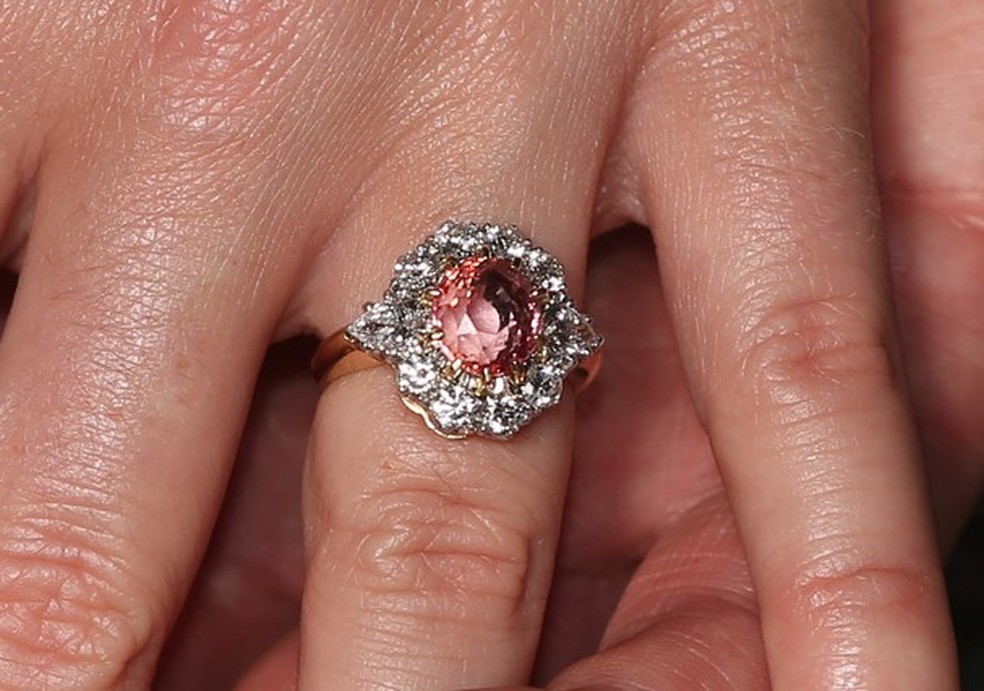 O anel de noivado da princesa Eugenie é avaliado em R$ 447 mil (Foto: Getty Images) — Foto: Glamour