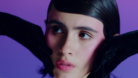 Valentina Herszage é capa da Glamour de Fevereiro