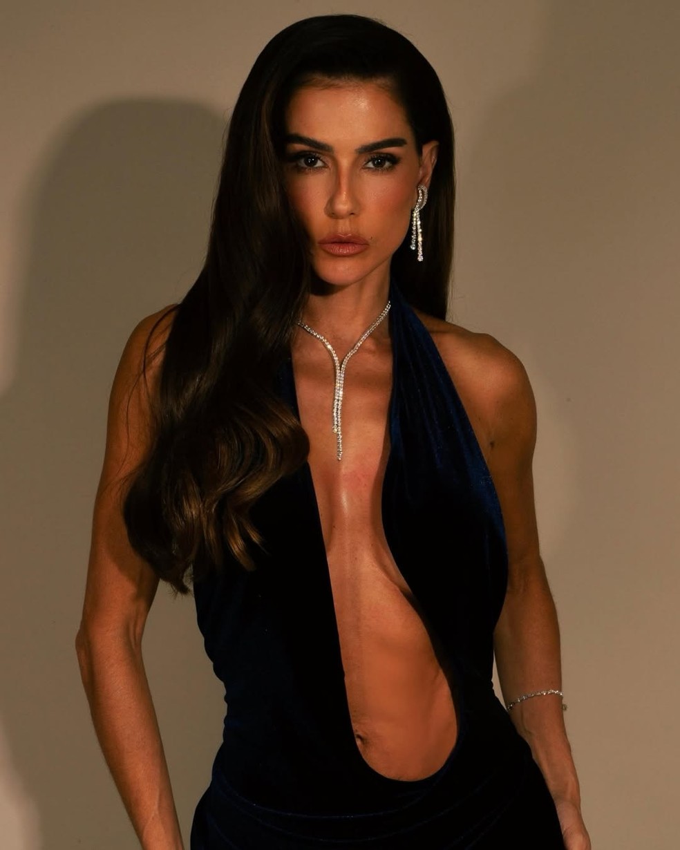Deborah Secco aposta em decote profundo e vestido de veludo elegante para festa de 60 anos da Globo — Foto: Reprodução/Instagram