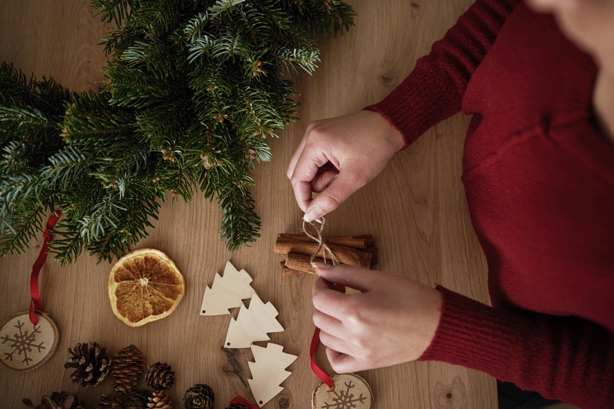 Como e onde colocar a canela na árvore de Natal?