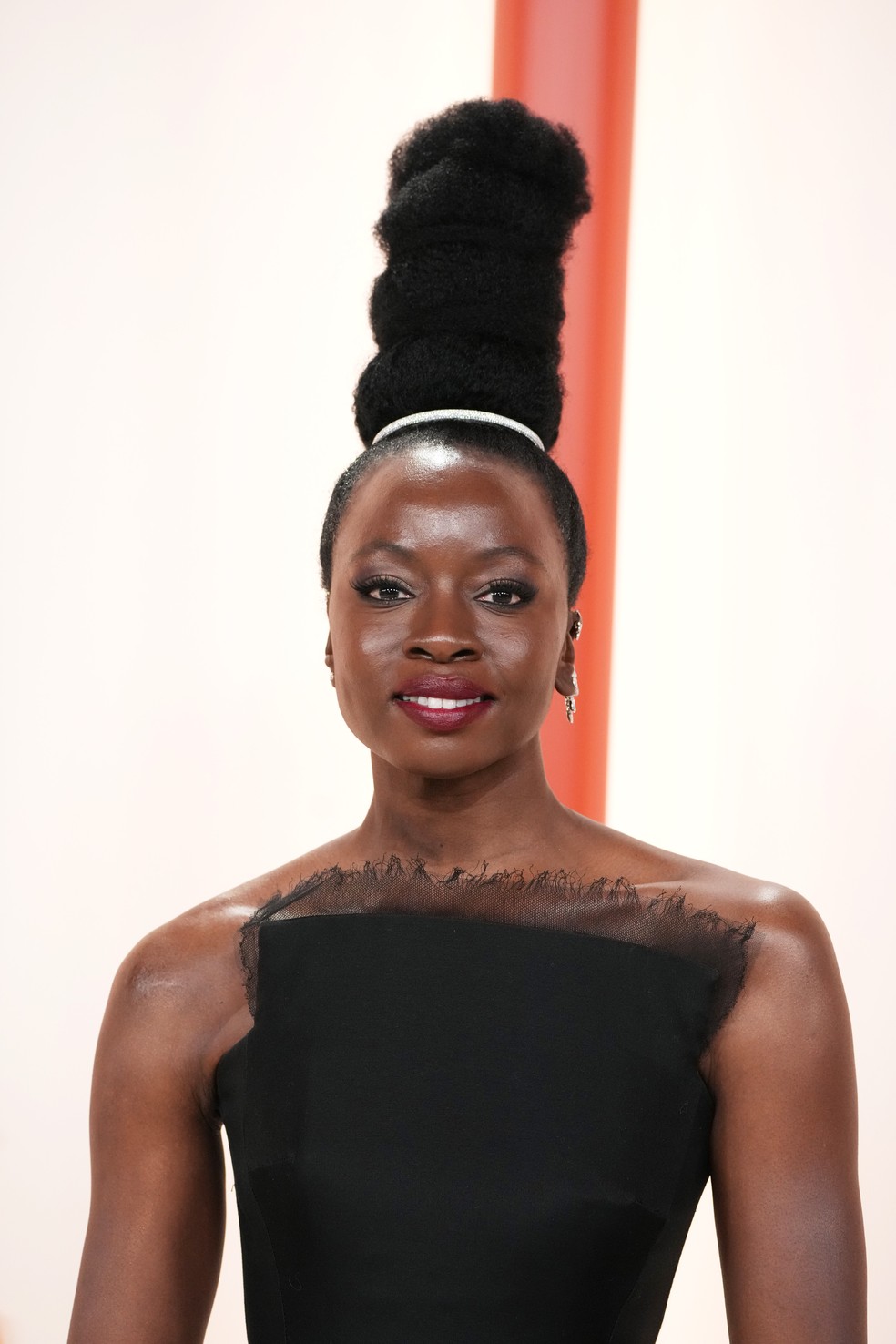 Oscar 2023 Danai Gurira chega à premiação e impressiona com penteado