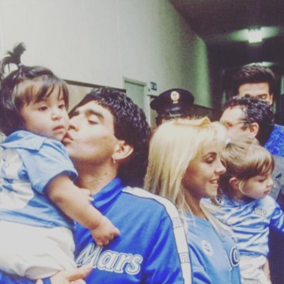 Maradona, as filhas, e Claudia  (Foto: Reprodução/Instagram) — Foto: Glamour