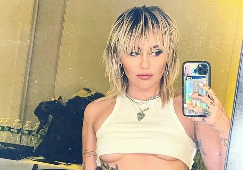 O truque de estilo que está conquistando as famosas é a mistura de colares (Foto: @mileycyrus) — Foto: Glamour