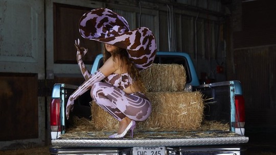 Beyoncé virou uma verdadeira cowgirl em nova campanha da Ivy Park