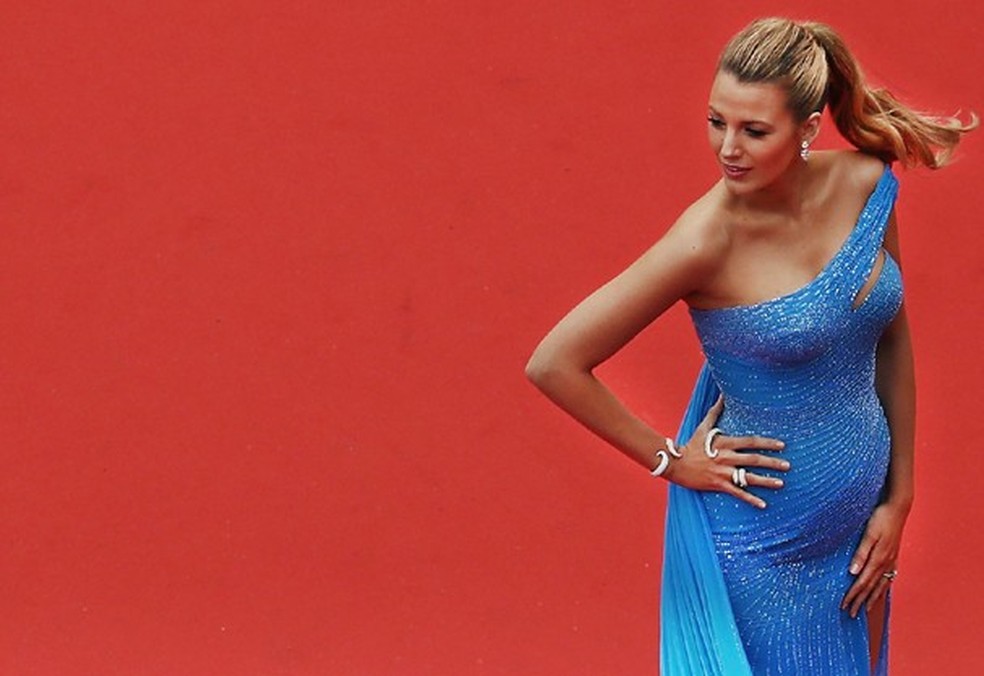 Grávida, Blake Lively abraça as novas curvas em vestido estonteante (Foto: Getty Images) — Foto: Glamour