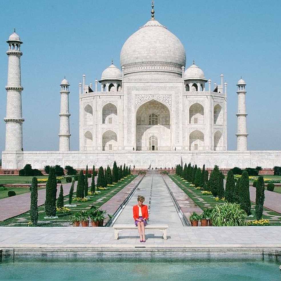 INDIA - FEBRUARY 11:  Diana Princess of Wales sits in front of the Taj Mahal during a visit to India  (Photo by Tim Graham Photo Library via Getty Images) (Foto: Tim Graham Photo Library via Get) — Foto: Glamour