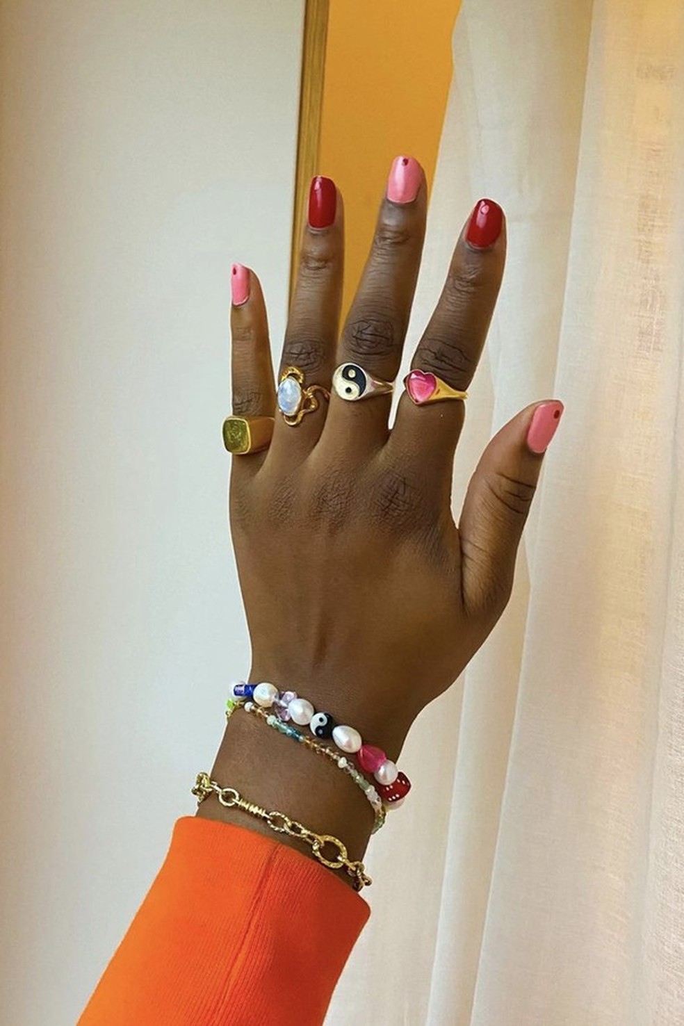 Os anéis divertidos são tendência. Inspire-se! (Foto: @nnennaechem) — Foto: Glamour