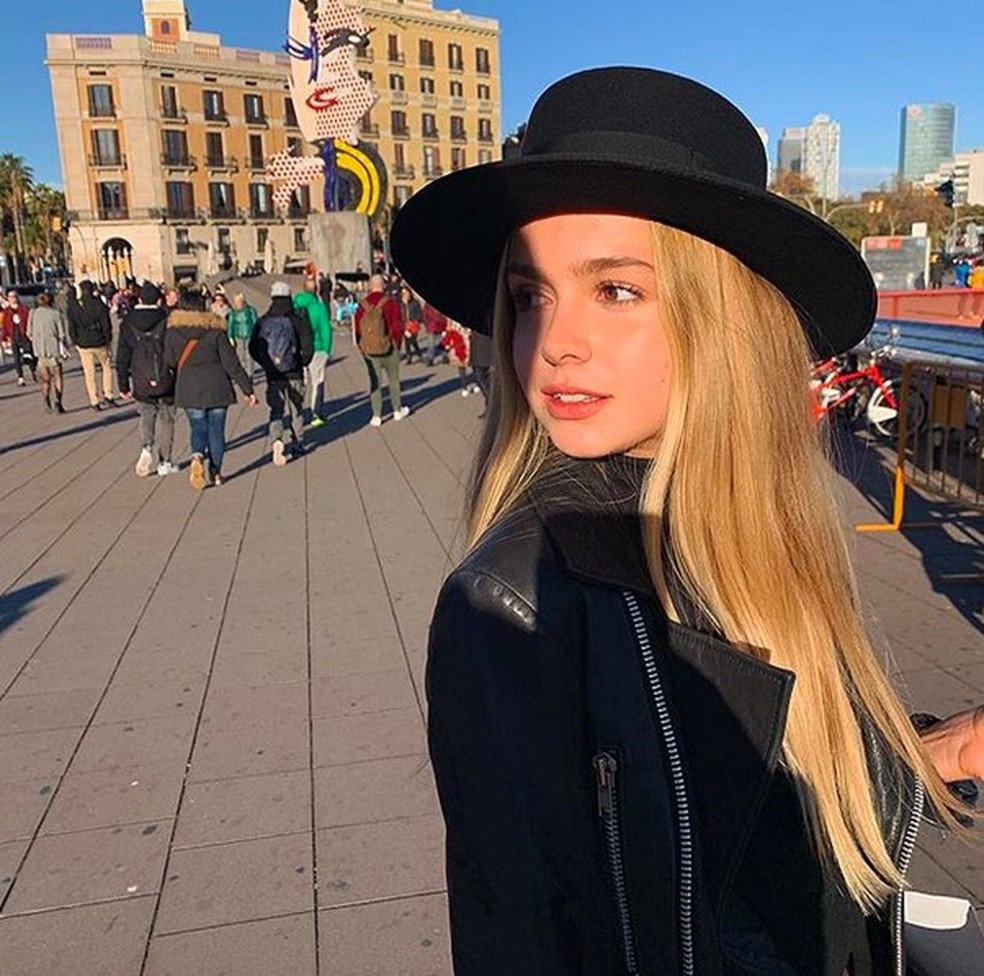 Isa Scherer faz piada com o pai em viagem à Barcelona