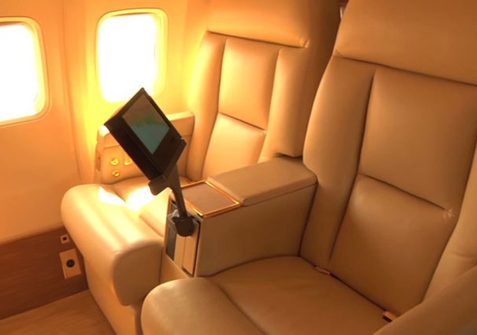 Assentos com TV e cintos de segurança em ouro 24 quilates (Foto: Reprodução) — Foto: Glamour
