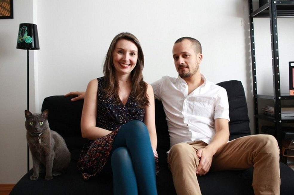 Casal curitibano Cecília e Luiz, sócios da Cachalote, com Dominique, gata e supervisora da empresa (Foto: Divulgação) — Foto: Glamour