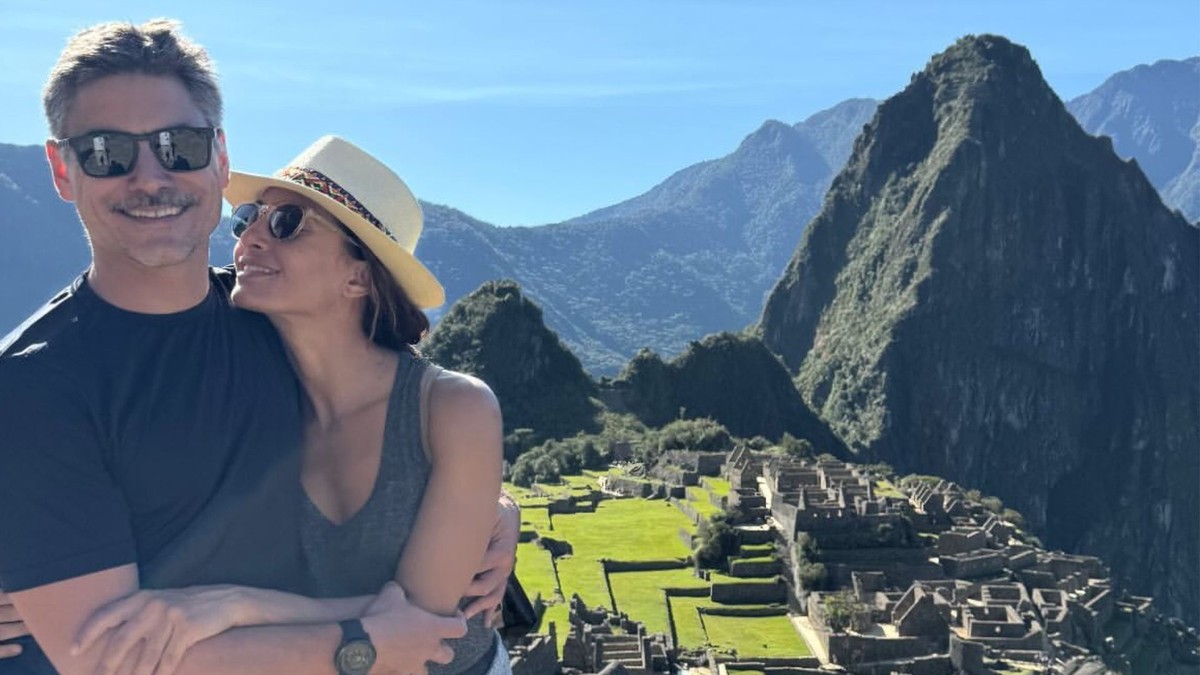 Em clima de romance, Camila Pitanga abre álbum de fotos com o marido em viagem no Peru | Celebridades