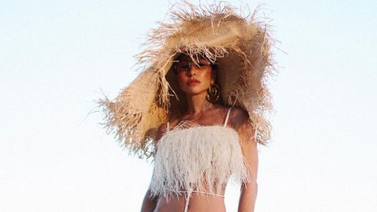 Sabrina Sato aposta em look grifado de R$17 mil para tarde em Ibiza
