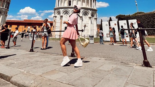Larissa Manoela brinca em destino turístico: "Pisando em Pisa"