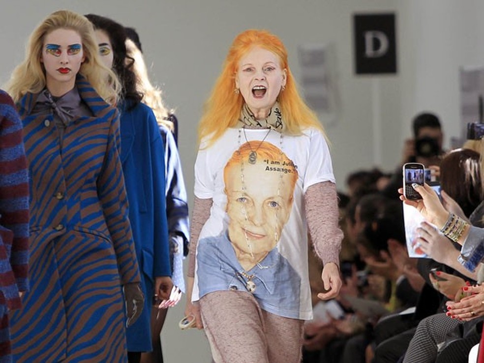 Vivienne Westwood com camiseta em homenagem a Julian Assange (Foto: Getty Images) — Foto: Glamour