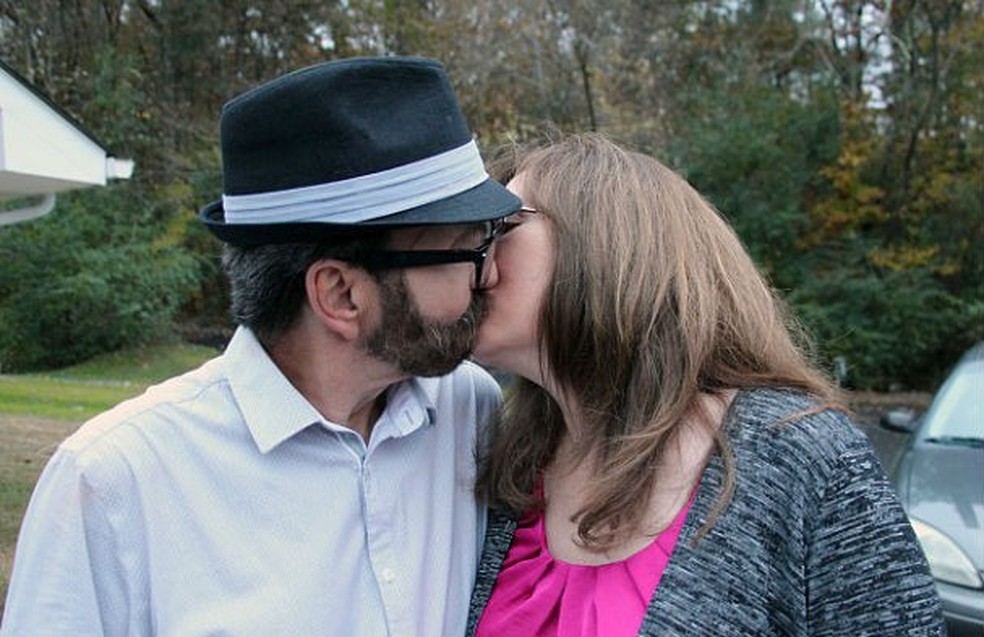 Depois de uma década, Donnie conseguiu dar um beijo em sua esposa (Foto: Barcroft) — Foto: Glamour
