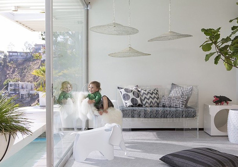 Berço de acrílico Nursery Works (Foto: Reprodução) — Foto: Glamour