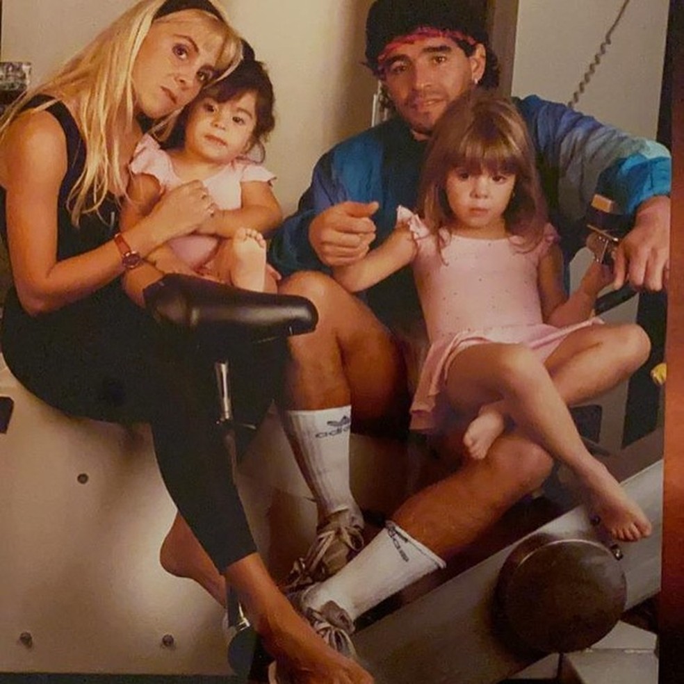 Maradona, Claudia e as filhas (Foto: Reprodução/Instagram) — Foto: Glamour