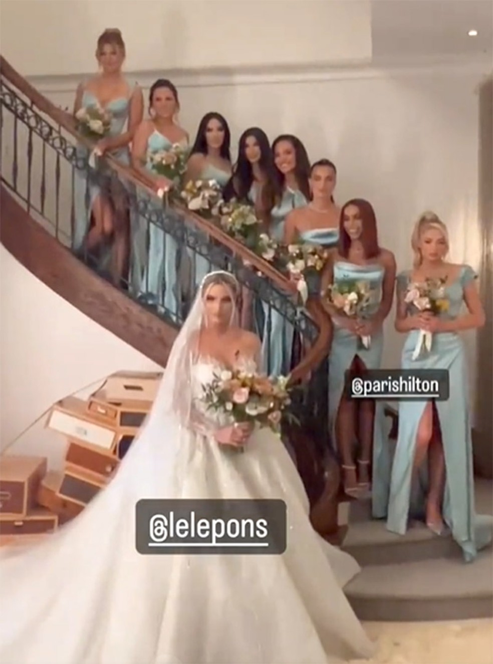 Lele Pons com as madrinhas, que incluem Anitta e Paris Hilton, em seu casamento — Foto: Reprodução/Instagram